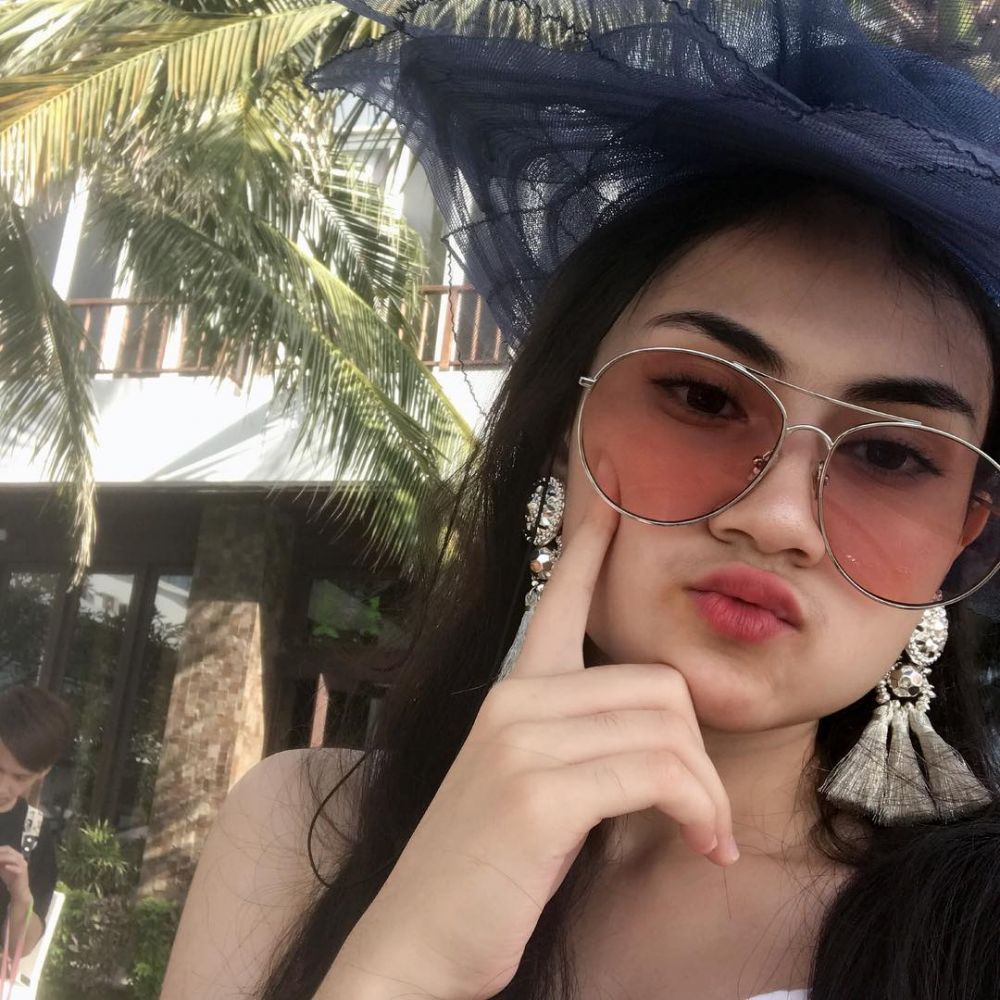 10 Pesona Raisya Bawazier, si Drakula cantik yang gemar pakai kacamata