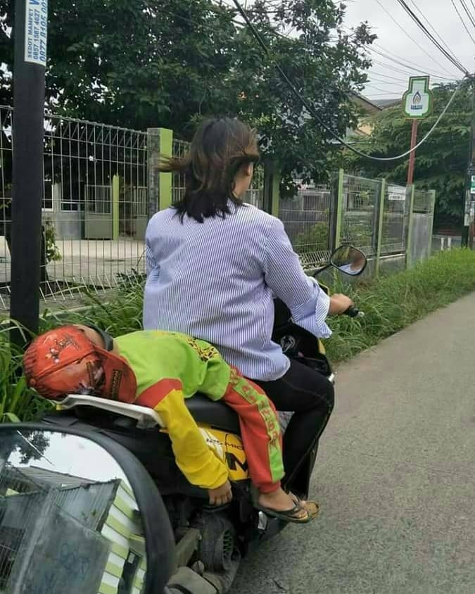 7 Potret boncengin anak ini bakal bikin ketawa tapi kasihan