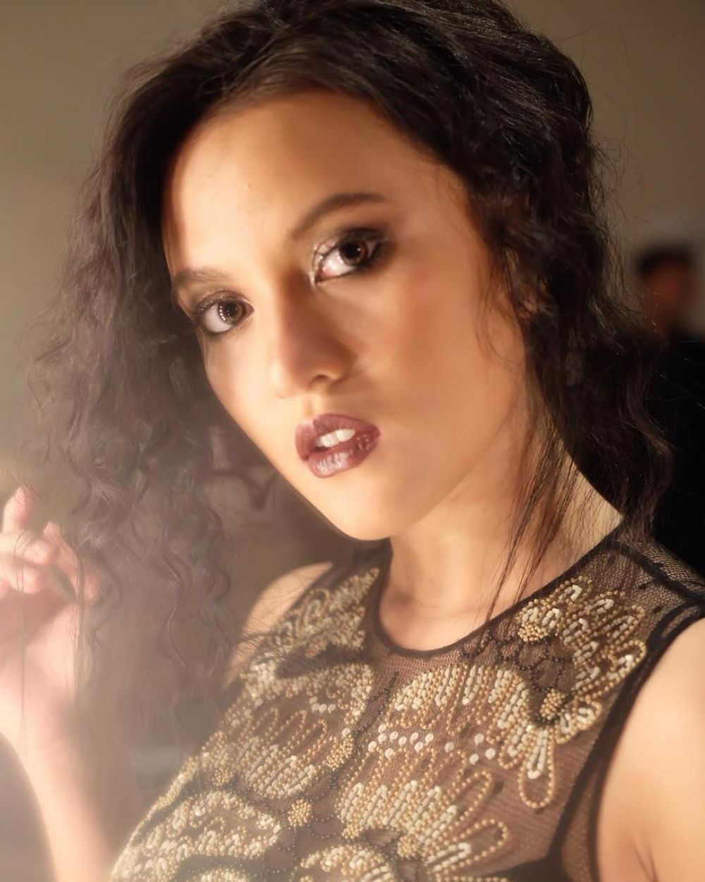 Tampil beda, gaya 10 seleb cantik dandan gothic ini bikin pangling