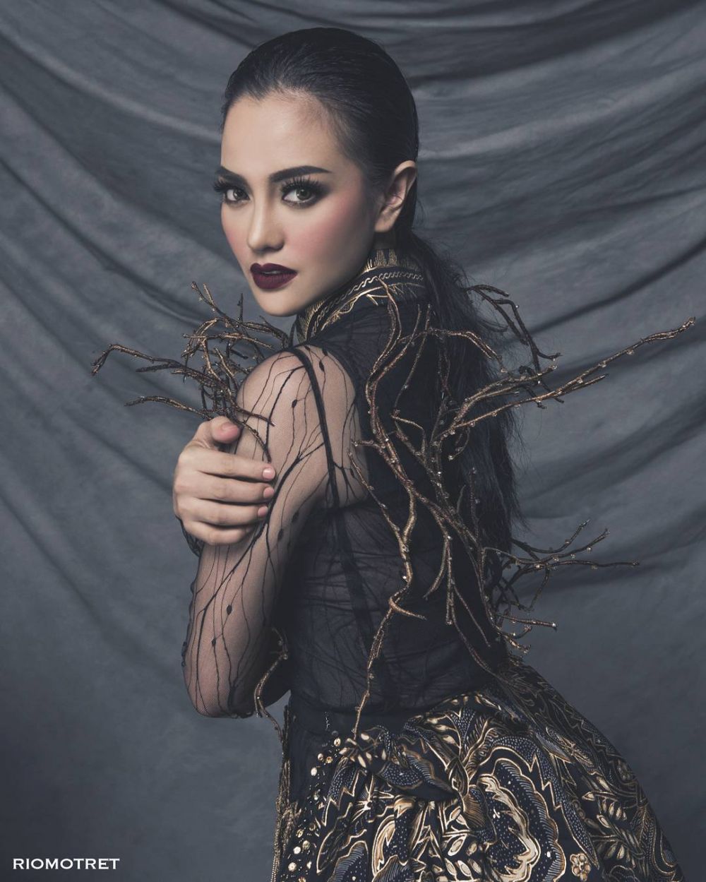 Tampil beda, gaya 10 seleb cantik dandan gothic ini bikin pangling