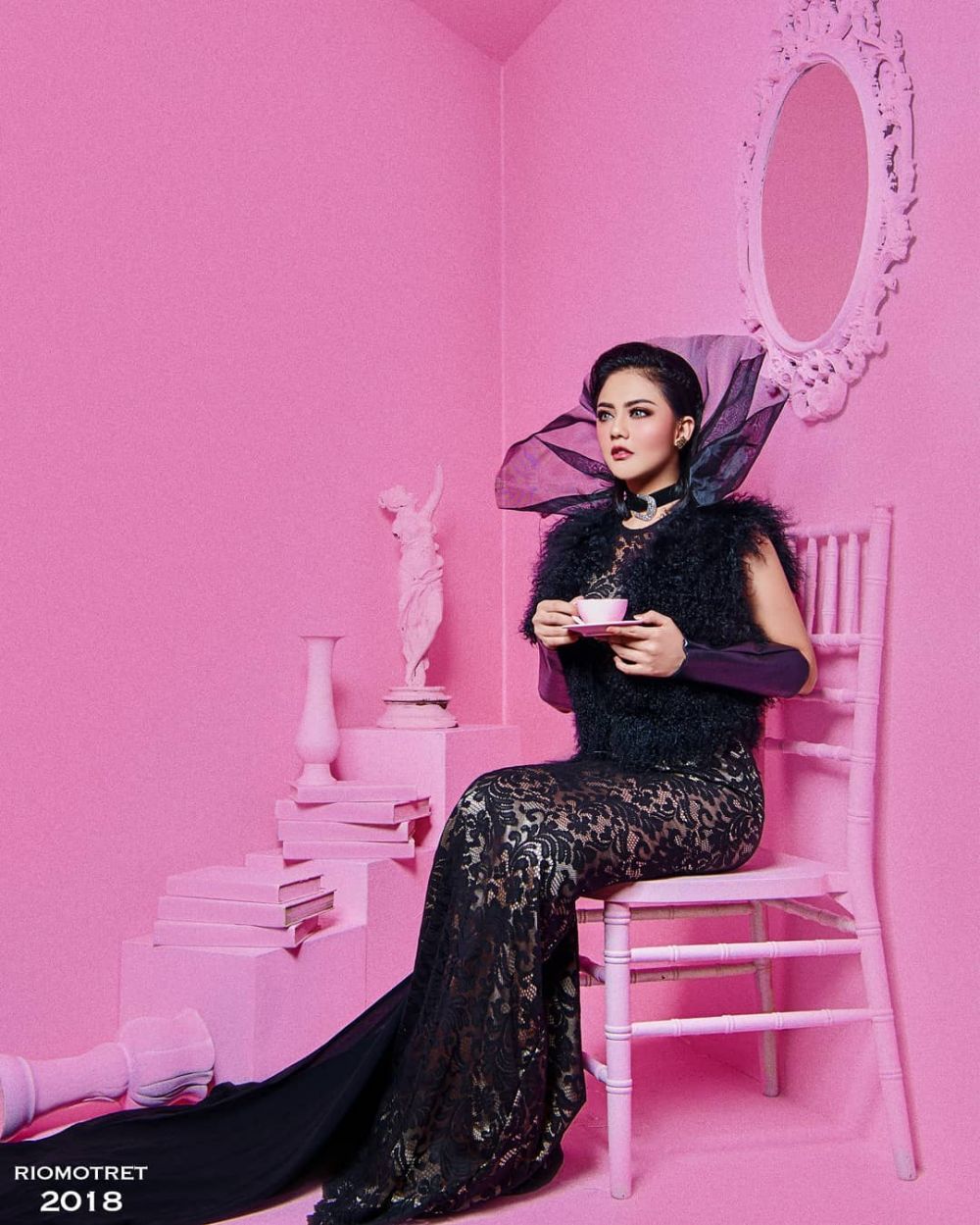 Tampil beda, gaya 10 seleb cantik dandan gothic ini bikin pangling