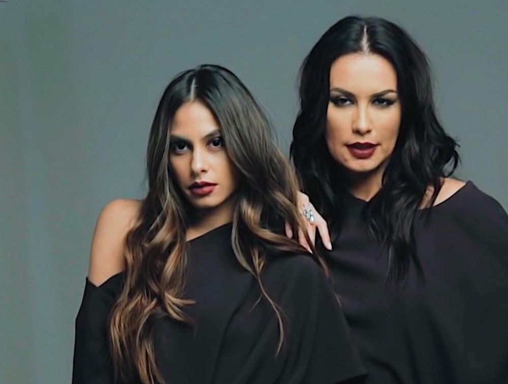 Tampil beda, gaya 10 seleb cantik dandan gothic ini bikin pangling