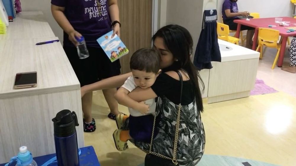 Orangtua idaman, begini gaya 7 seleb saat temani anaknya ke sekolah