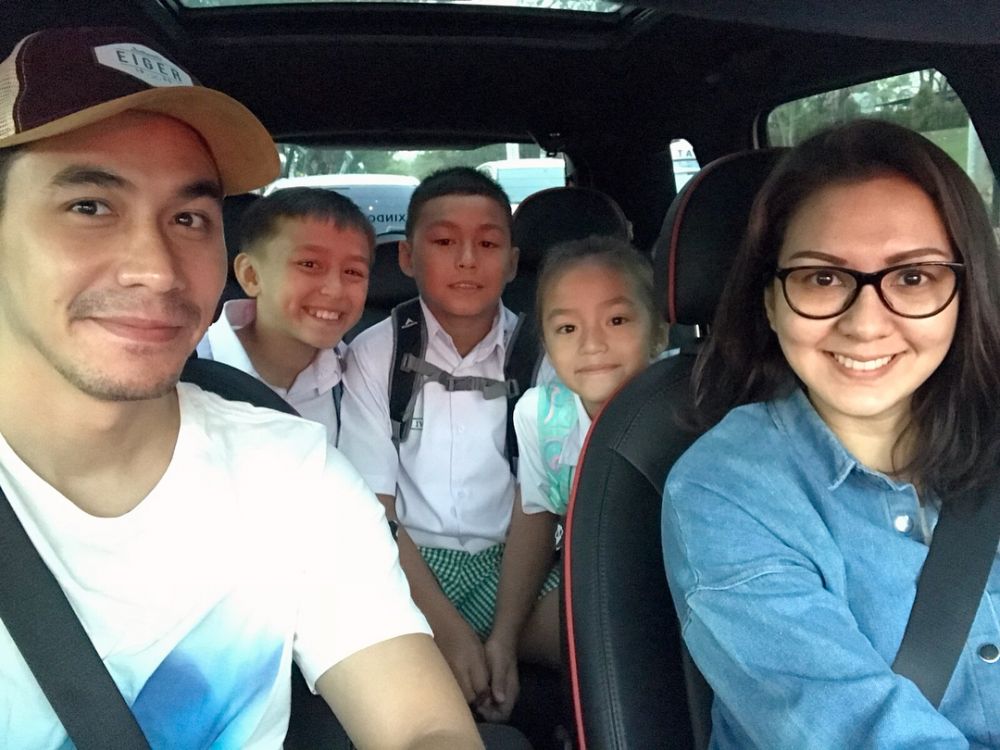 Orangtua idaman, begini gaya 7 seleb saat temani anaknya ke sekolah