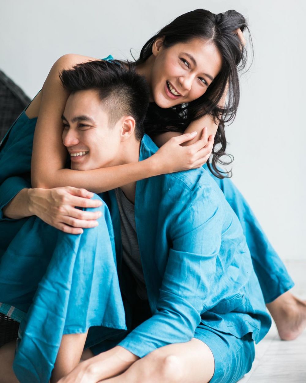 5 Kemesraan Baim Wong & Paula saat photoshoot serba biru, so sweet