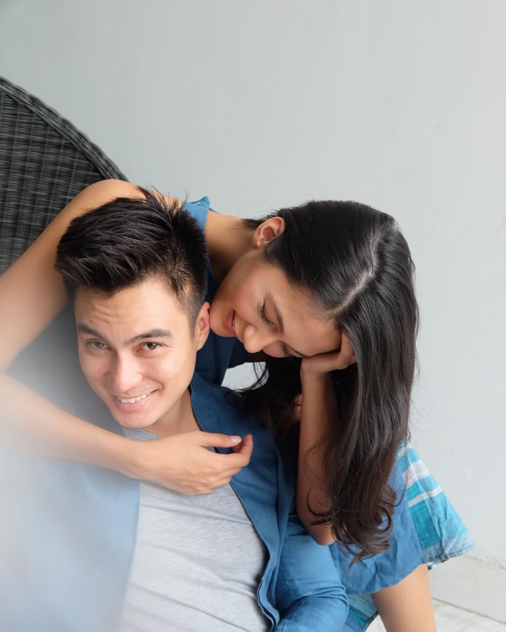 5 Kemesraan Baim Wong & Paula saat photoshoot serba biru, so sweet