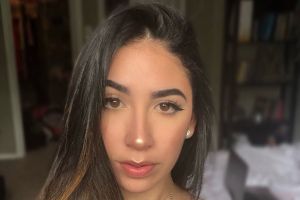 Selfie di kamar, cewek ini 'diintip' sosok yang bikin merinding