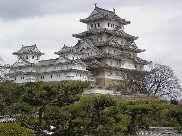 10 Kastil tersohor dunia dikenal banyak hantunya, berani ke sini?