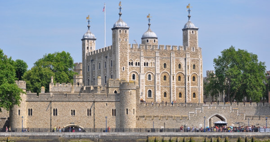 10 Kastil tersohor dunia dikenal banyak hantunya, berani ke sini?