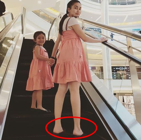 Unggah foto bareng Bilqis, kaki Ayu Ting Ting jadi sorotan