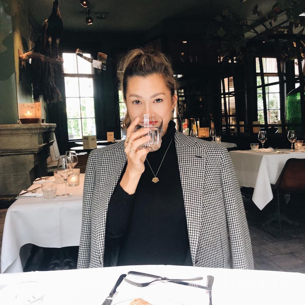 Tak hanya sporty, ini 8 gaya elegan Jennifer Bachdim saat pakai blazer