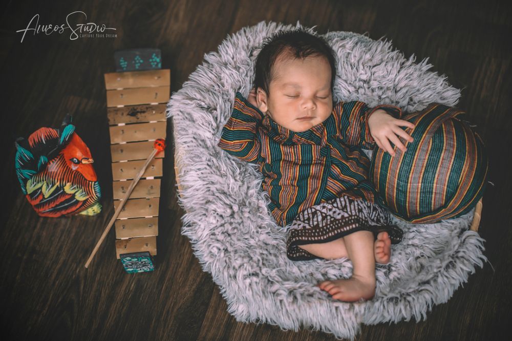 6 Potret newborn baby Vicky Shu bertema adat Jawa, kental unsur budaya