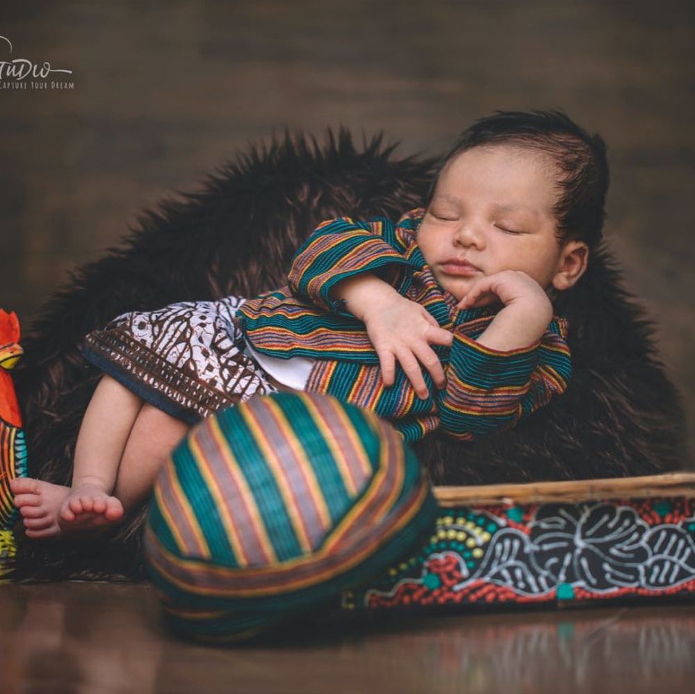 6 Potret newborn baby Vicky Shu bertema adat Jawa, kental unsur budaya