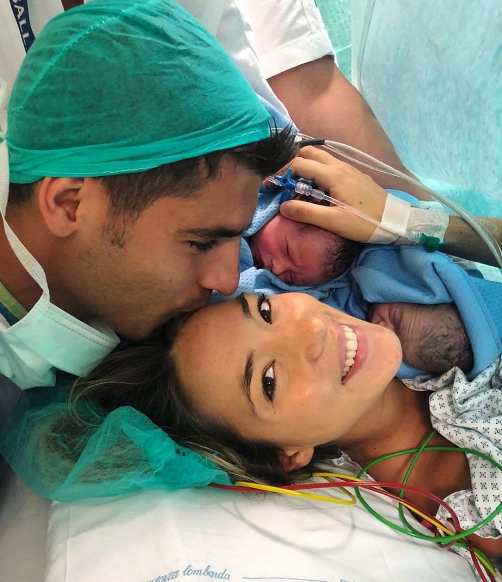 Dikarunia anak kembar, ini 4 momen bahagia Morata dan WAGs seksinya