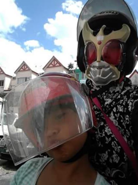 Demi sang anak, ibu ini rela pakai topeng superhero setiap pagi