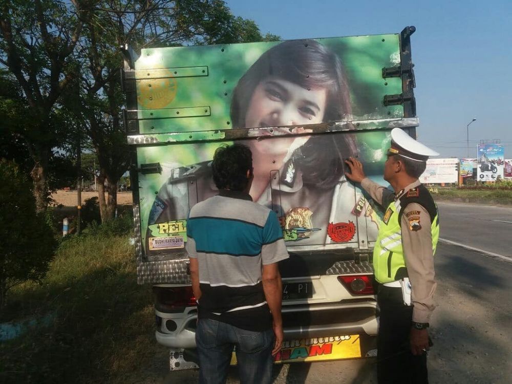 Alasan sopir truk diberhentikan polisi ini bikin kamu bertanya-tanya