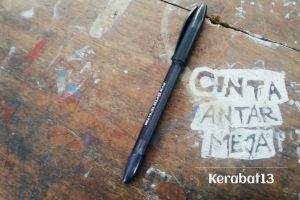 10 Coretan absurd di bangku sekolah ini bikin senyum ingat kenakalanmu