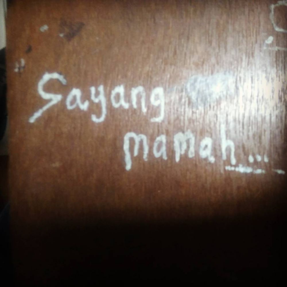 10 Coretan absurd di bangku sekolah ini bikin senyum ingat kenakalanmu