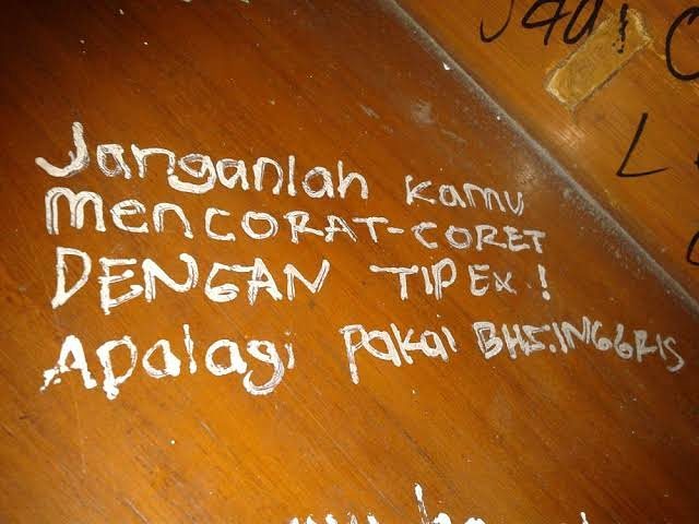 10 Coretan absurd di bangku sekolah ini bikin senyum ingat kenakalanmu