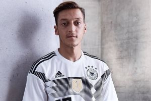 Bermain bersama anjing, Mesut Oezil panen kritikan dari warganet