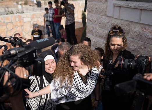 10 Momen haru pembebasan remaja Palestina usai ditahan Israel 8 bulan