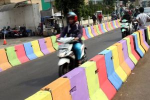 Kembali dicat hitam-putih, ini 11 potret perubahan separator Jakarta