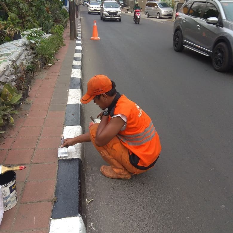 Kembali dicat hitam-putih, ini 11 potret perubahan separator Jakarta
