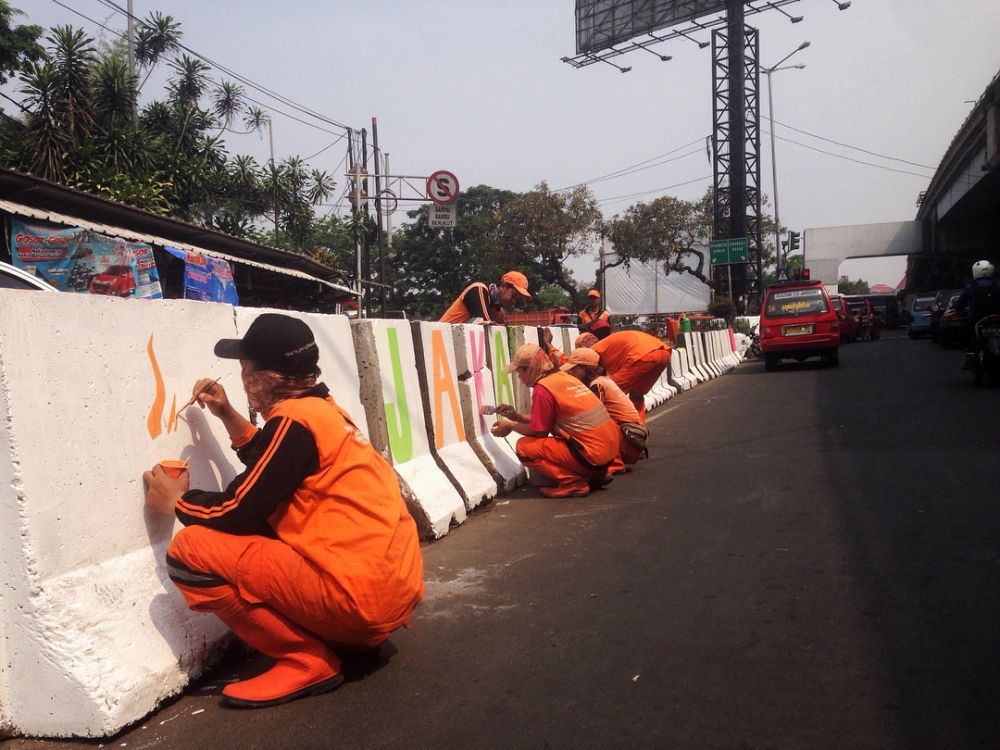 Kembali dicat hitam-putih, ini 11 potret perubahan separator Jakarta