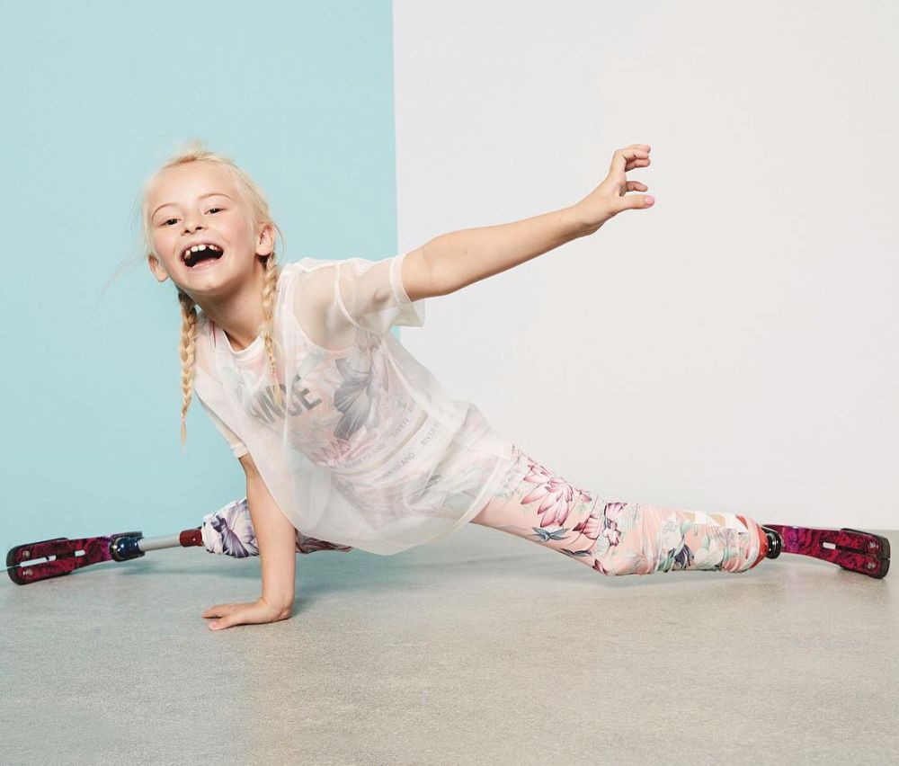 10 Potret Daisy-May Demetre, model cilik yang kedua kakinya diamputasi