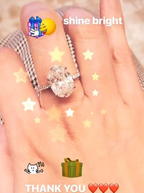 Pamer cincin berlian di medsos, 5 postingan seleb ini jadi sorotan