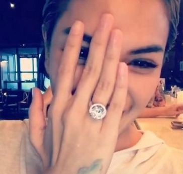 Pamer cincin berlian di medsos, 5 postingan seleb ini jadi sorotan