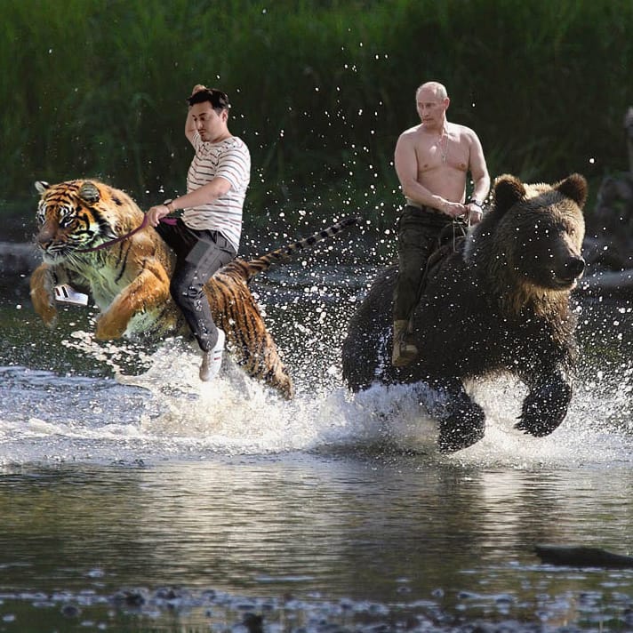 Pria ini edit 10 fotonya dengan tokoh dunia, hasilnya kocak abis