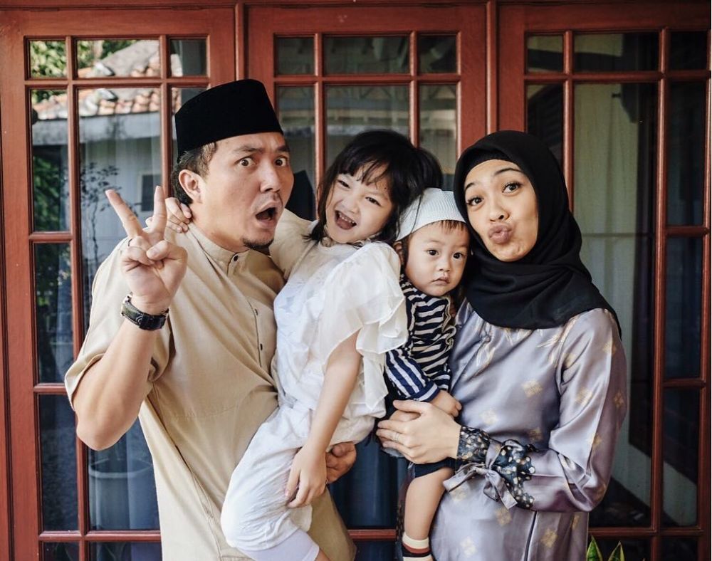 Liburan bareng anak, 5 pasangan seleb ini pilih nggak bawa pengasuh