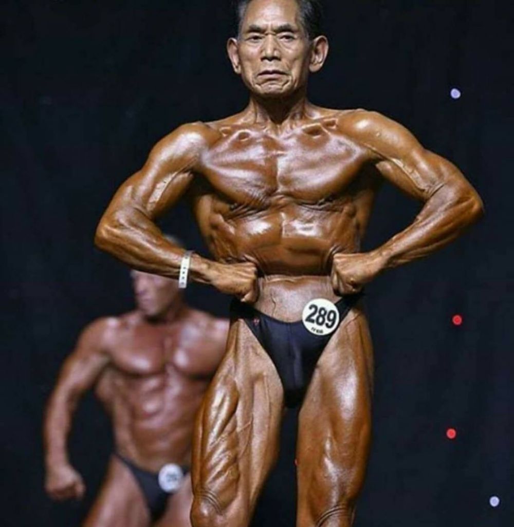 Usia pria berbadan kekar & terlihat renta ini bikin kaget, coba tebak?