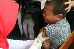 Awalnya bocah ini heboh takut disuntik, endingnya bikin pengen nampol