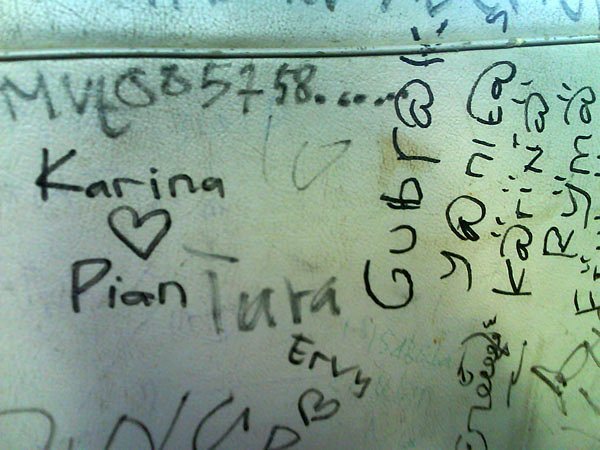 10 Coretan kocak di tembok toilet ini bikin ketahuan imajinasi liarmu