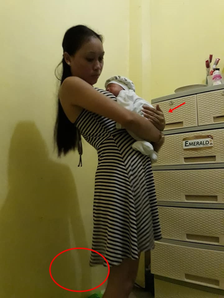 Terlihat biasa, ternyata ada penampakan di foto ibu gendong bayi ini