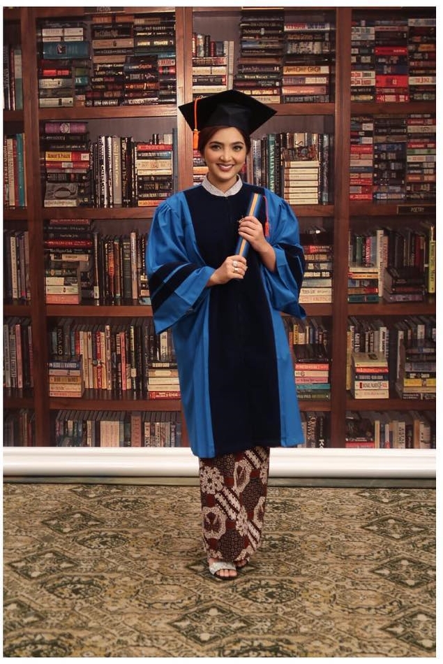 Utamakan pendidikan, ini gaya 7 seleb Tanah Air saat wisuda magister