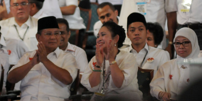 9 Foto nostalgia harmonisnya Titiek-Prabowo, warganet doakan balikan