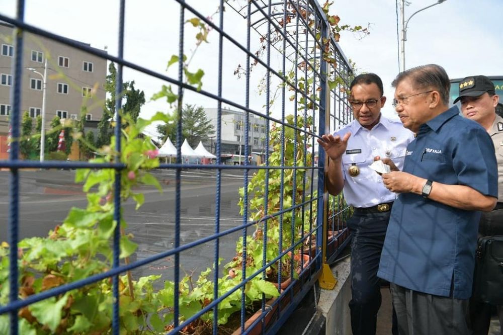 Tunjukkan nggak bau lagi, Anies dan JK makan pisang di tepi Kali Item
