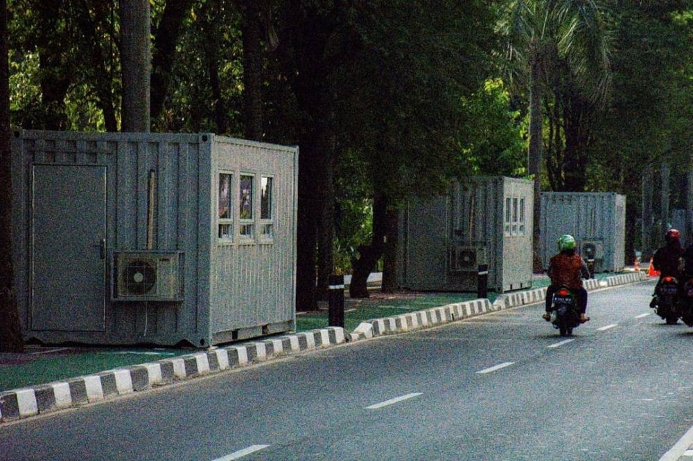 Setelah tiang, kontainer di jalur sepeda Jakarta ini jadi sorotan