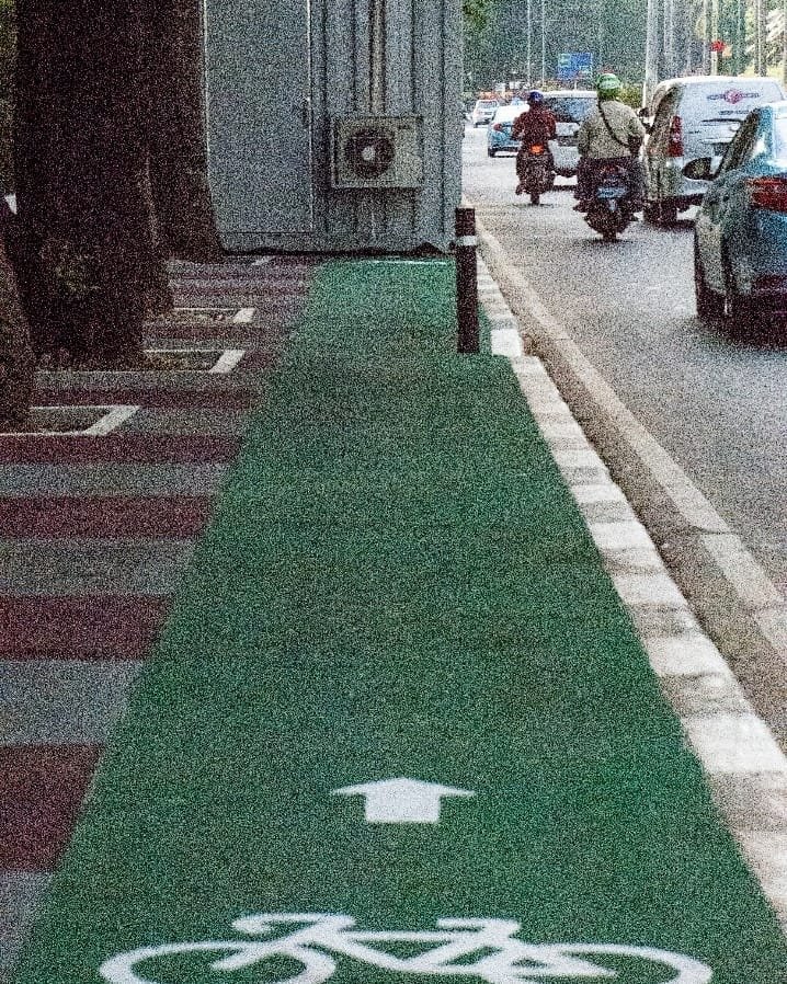 Setelah tiang, kontainer di jalur sepeda Jakarta ini jadi sorotan