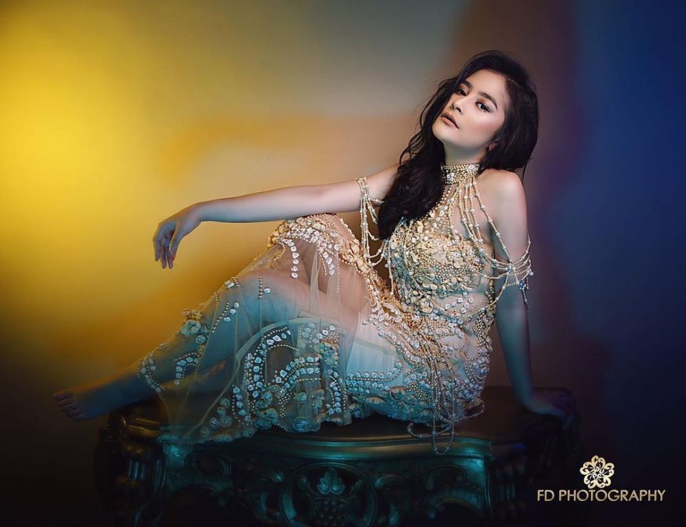 Dianggap terlalu seksi, gaya pemotretan 9 seleb ini panen kritikan