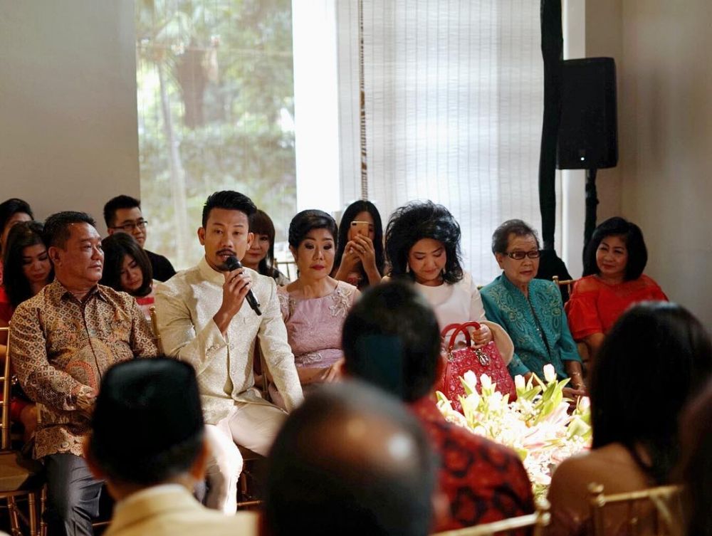 10 Momen haru lamaran Denny Sumargo & Dita Soedarjo, nuansa pink-putih