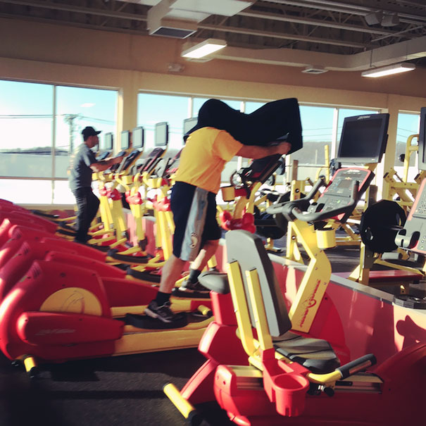 10 Tingkah absurd orang saat nge-gym, bikin badan kamu gagal berotot!