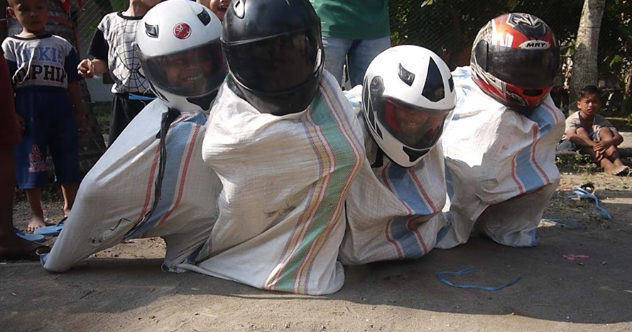 6 Momen balap karung ini sukses bikin ngakak sampai garis finish