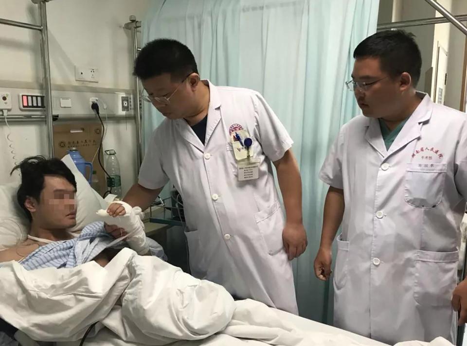 Gara-gara botol minuman soda meledak, jempol siswa ini nyaris putus