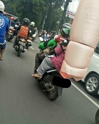 10 Potret driver ojek online bawa penumpang & barang besar ini maksa