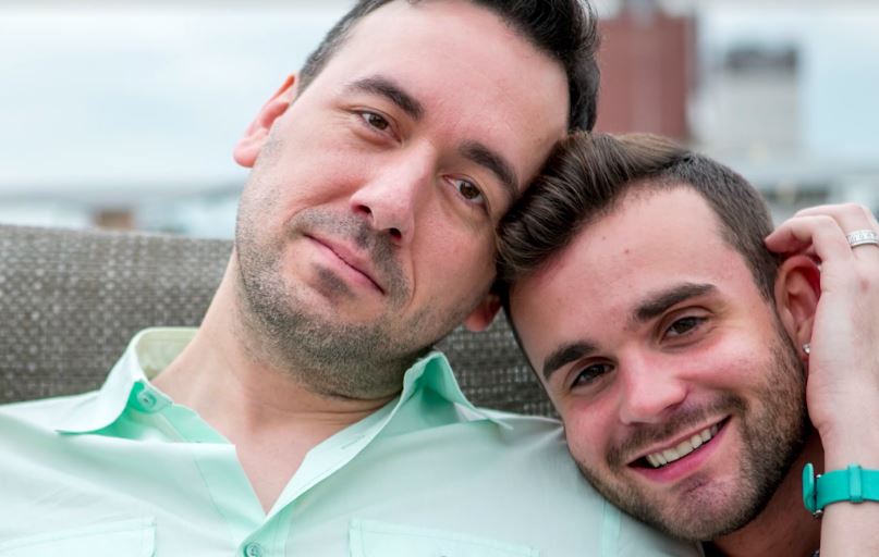 Kisah kontroversi 2 tahun cewek berbagi cinta dengan pasangan gay