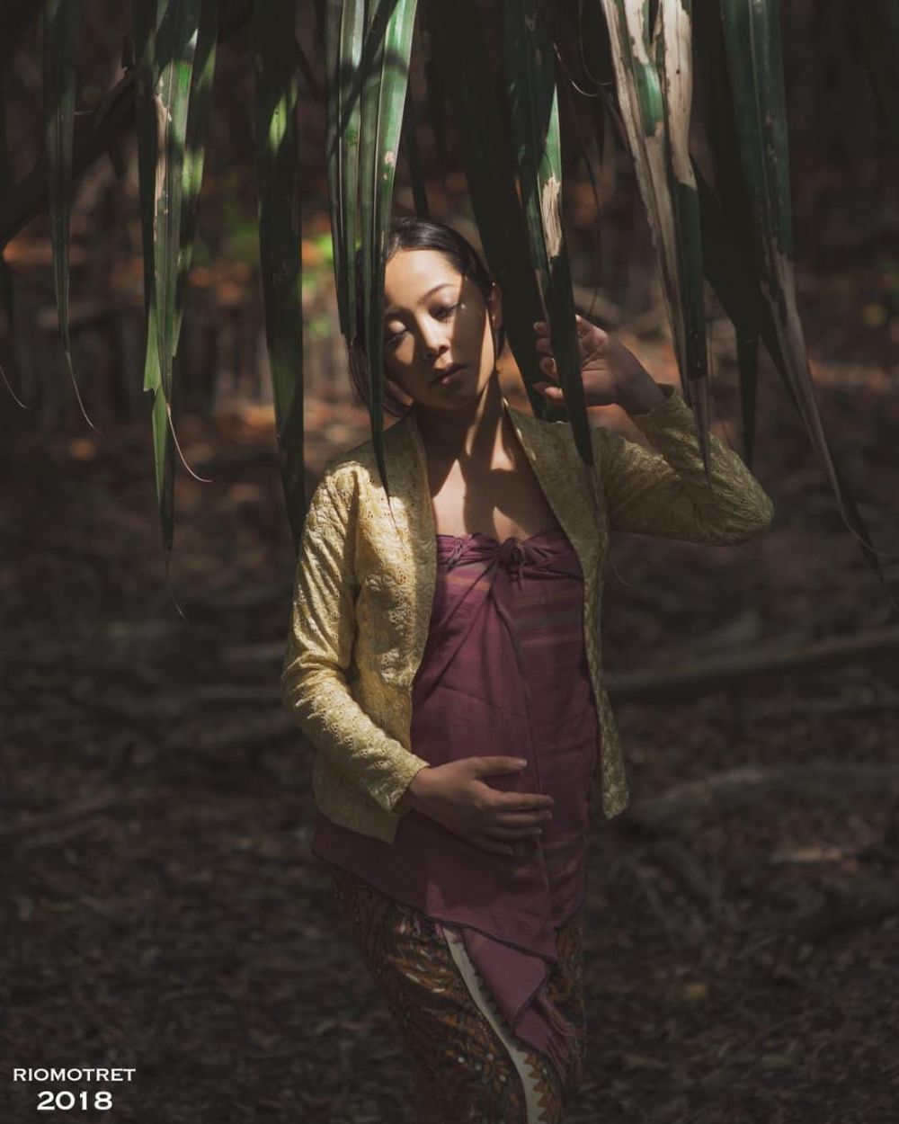 5 Seleb ini foto maternity pakai kain tradisional, vintage abis